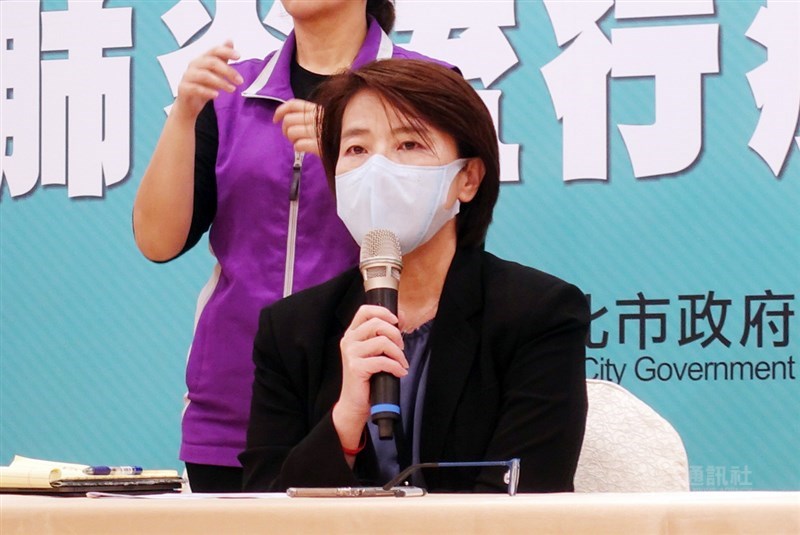 2019冠狀病毒疾病(COVID-19,武漢肺炎)疫情蔓延,海軍敦睦艦隊有24人確診,其中一人在台北市。副市長黃珊珊(圖)20日接受媒體聯訪時說,個案到過的6個場所均已消毒,且全程戴口罩,僅17日下午3時至4時與女友到桂林路家樂福的爭鮮餐廳用餐時,才把口罩拿下。中央社記者梁珮綺攝 109年4月20日