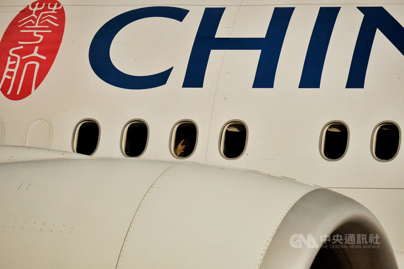 第2批湖北類包機20日晚間9時21分左右返抵桃園國際機場,接回滯留湖北的231名台灣人,返台旅客忍不住拿起手機朝窗外拍照。中央社記者吳睿騏桃園機場攝 109年4月20日