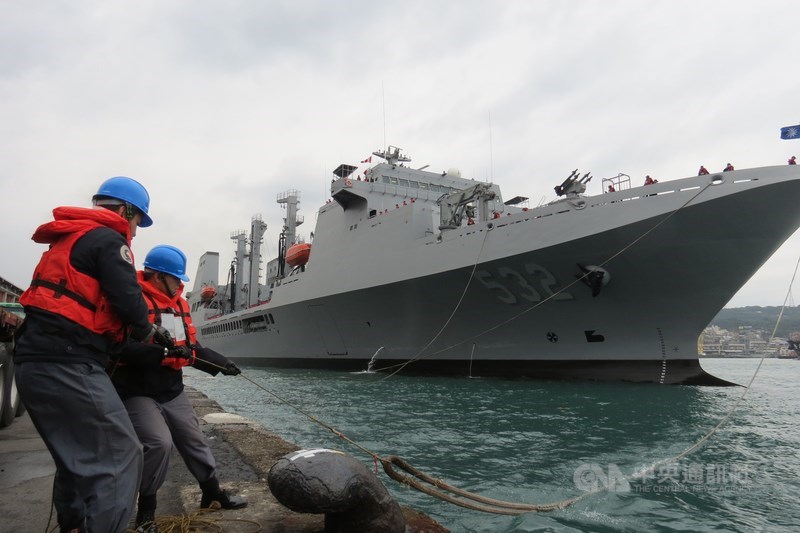 高雄市指磐石艦案有92人拒絕疫調。指揮中心指揮官陳時中21日表示,已請檢疫所勿在沒確認疫調人員身分下回答問題,以免延伸個資洩漏或個資遭不當運用。圖為敦睦艦隊磐石軍艦。(中央社檔案照片)