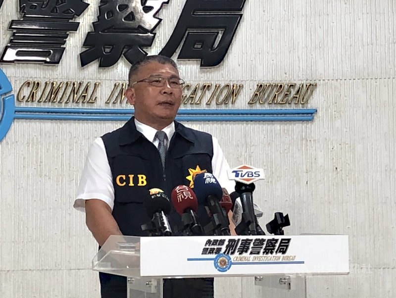 刑事局偵查第一大隊副大隊長許益祥21日表示,雙北警方聯手合作,近期陸續於雙北市破獲多處隱匿商辦大樓的賭博機房,共逮捕23名嫌犯,訊後送辦。中央社記者黃麗芸攝 109年4月21日