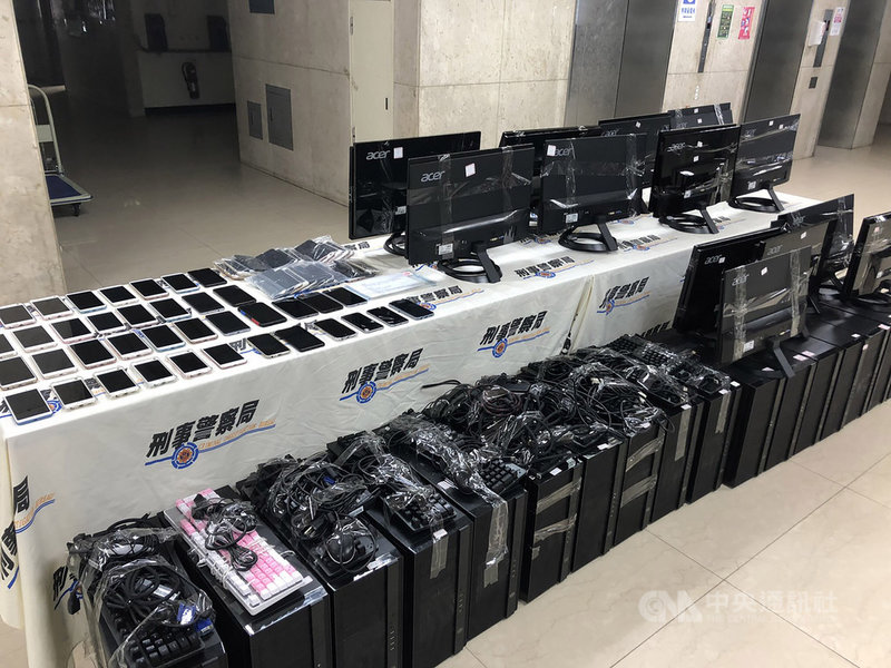 刑事局接連破獲藏於雙北市商辦大樓的網路博弈平台機房,共逮23人,並起獲電腦、手機和教戰手冊等贓證物,21日在記者會中陳列。中央社記者黃麗芸攝 109年4月21日