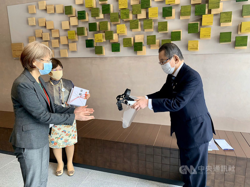 台北北區扶輪社捐防護面罩給日本,首批與東京北區扶輪社合捐2000個給東京看護協會。右為東京北區扶輪社社友松本。(台北北區扶輪社社長曹志仁提供)中央社記者楊明珠東京傳真 109年4月21日