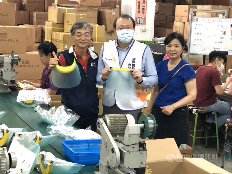 台北北區扶輪社社長曹志仁(中間穿背心者)說,21日先捐2000個防護面罩給東京看護協會,接下來還有第2、3批要捐。(台北北區扶輪社社長曹志仁提供)中央社記者楊明珠東京傳真 109年4月21日