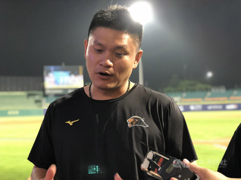 中職統一獅隊投手「嘟嘟」潘威倫開季投球狀況不算理想，21日在新莊迎戰富邦悍將隊，先發僅投1.1局挨2轟，失掉8分責失分，承擔敗投。中央社記者謝靜雯攝　109年4月21日