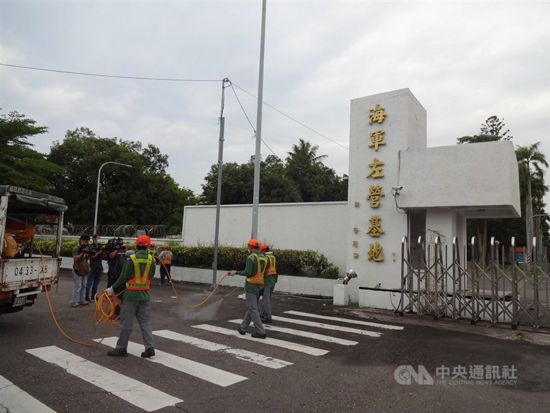 敦睦艦隊官兵在高雄活動趴趴走致疫情嚴峻,市府衛生局展開疫調,但有92名官兵以「未接獲上級指示,拒絕配合」。圖為海軍左營基地門口。中央社記者陳朝福攝 109年4月19日