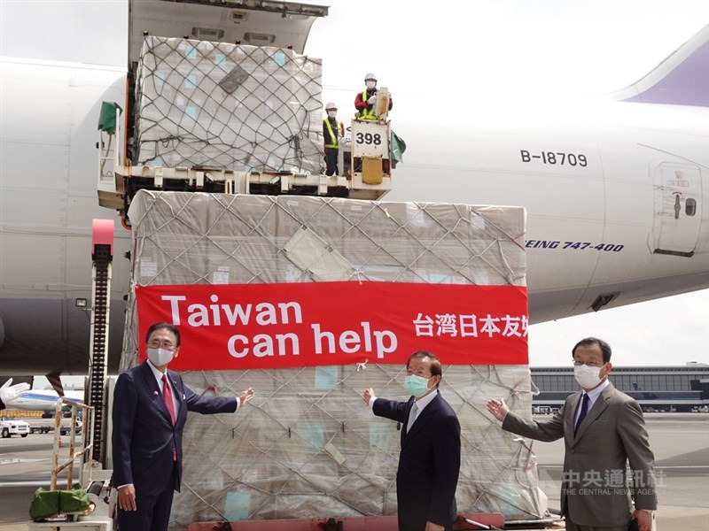 日本武漢肺炎疫情嚴峻,台灣政府決定捐贈200萬片口罩幫助日本,載運這批口罩的華航貨機21日上午抵達東京成田機場(千葉縣)時感動人心。日本政府發言人菅義偉在東京的記者會上致謝。中央社記者楊明珠千葉攝 109年4月21日
