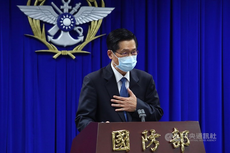 海軍敦睦艦隊多名成員確診武漢肺炎,國防部21日晚間臨時召開記者會說明初步調查報告,針對事件造成社會紛擾不安,國防部長嚴德發(圖)也公開向國人致歉。中央社記者王騰毅攝 109年4月21日
