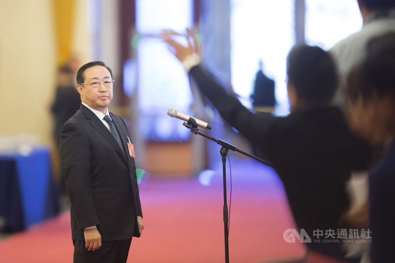 中國司法部官網中,部長傅政華的簡歷在20日突然變動,顯示已經卸任黨組副書記職務,引起多方揣測。圖為2019年3月,傅政華在全國兩會期間接受媒體群訪。(中新社提供)中央社 109年4月21日