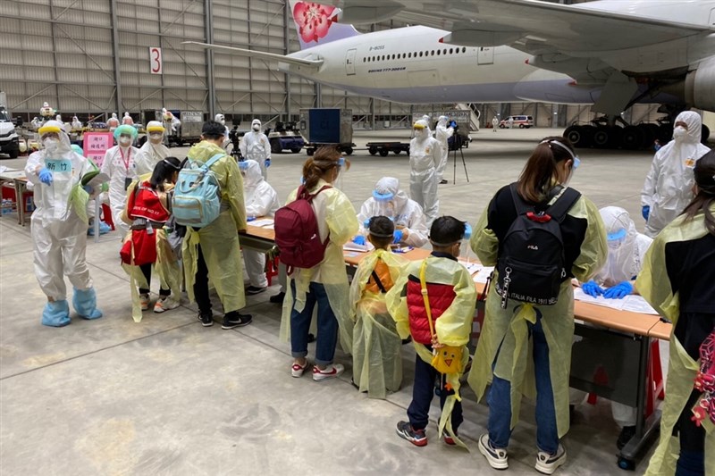 類包機旅客在班機落地後也在機棚內排隊並進行消毒及檢疫工作。(民眾提供)中央社記者吳睿騏桃園機場傳真 109年4月21日