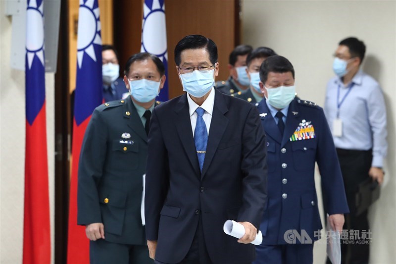 國防部21日晚間臨時召開「海軍敦睦支隊初步調查結果」記者會,公布初步調查報告內容,國防部長嚴德發(前)並指出,他已向總統蔡英文自請處分。中央社記者王騰毅攝 109年4月21日