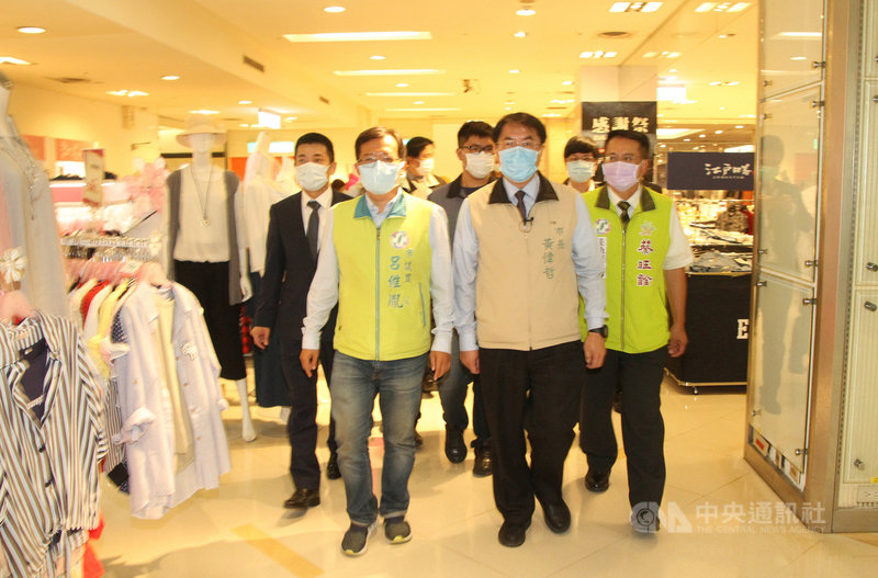 台南市長黃偉哲(前中)21日前往新光三越台南新天地,視察敦睦艦隊染疫官兵曾走過的路線,確認消毒清潔情況。中央社記者楊思瑞攝 109年4月21日