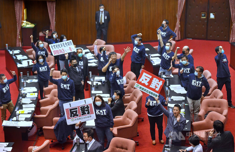 立法院會21日處理「嚴重特殊傳染性肺炎防治及紓困振興特別條例」部分條文修正草案,先進行廣泛討論,並逐條表決;各黨團立委呼口號、舉看板,表達立場。中央社記者王飛華攝 109年4月21日
