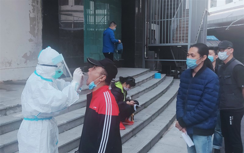 許多滯留搭乘20日湖北類包機的滯留武漢國人,在離開當地前已接受過2019冠狀病毒的核酸檢測。(受訪者提供)中央社記者沈朋達傳真 109年4月20日
