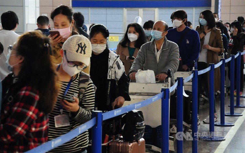 第二批湖北類包機20日晚間從上海浦東國際機場起飛,許多乘客下午便在現場排隊。中央社記者沈朋達上海攝 109年4月20日