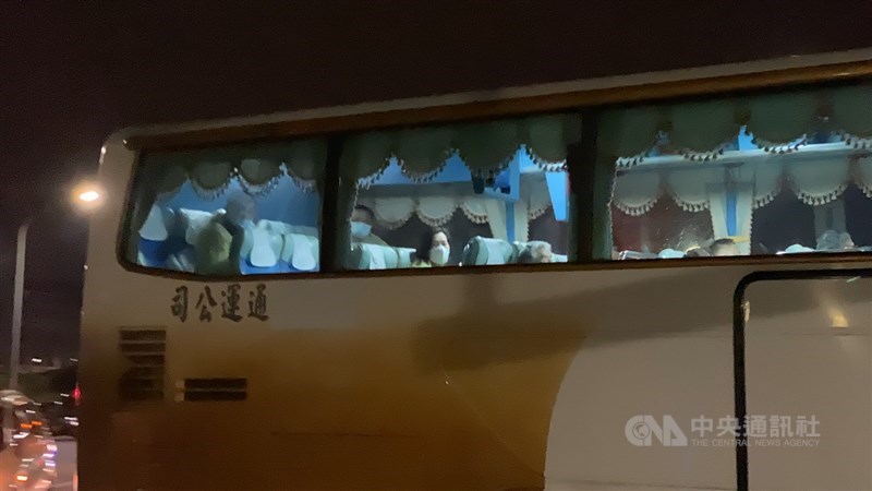 231名滯留中國湖北的台灣民眾從上海搭乘類包機返台,經過在桃園機場的防疫檢查及採樣後,21日凌晨搭遊覽車進住北部檢疫所,從車窗可見檢疫者們略顯疲憊。中央社記者魯鋼駿攝 109年4月21日