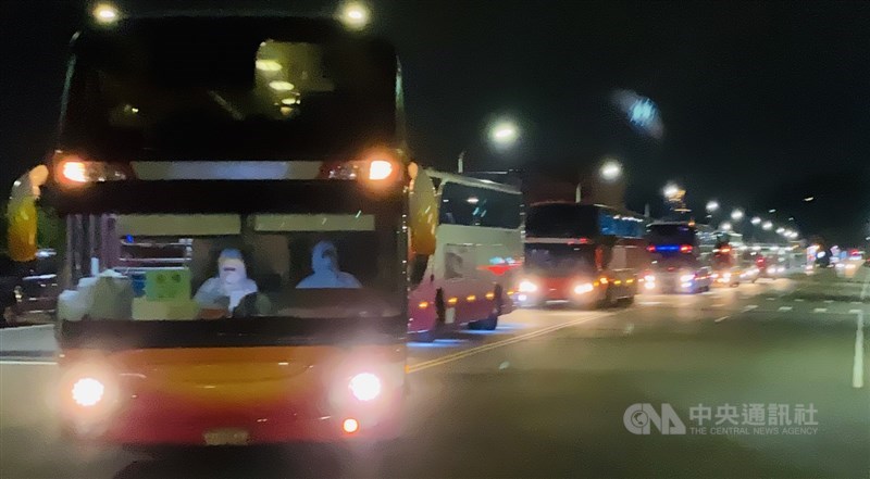 231名滯留中國湖北的台灣民眾從上海搭乘類包機返台,經過在桃園機場的防疫檢查及採樣後,21日凌晨搭遊覽車進住北部檢疫所。中央社記者魯鋼駿攝 109年4月21日