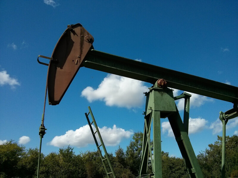 世界最大原油出口國沙烏地阿拉伯3日宣布，自願將每日產油量減少100萬桶的措施再延長一個月至8月底。（圖取自Pixabay圖庫）