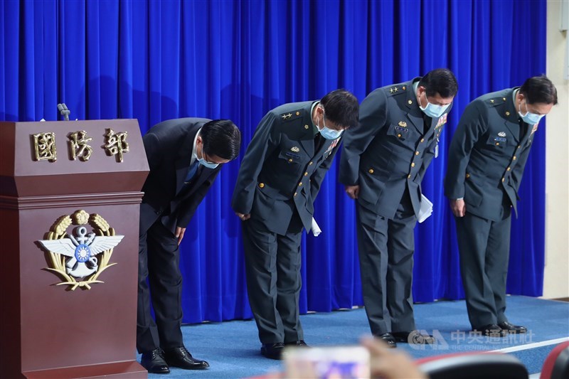 海軍敦睦艦隊防疫過程引發外界爭議,國防部21日晚間臨時召開「海軍敦睦初步調查」記者會,國防部長嚴德發(左1)率與會軍方代表出席,開場先深深一鞠躬向社會致歉。中央社記者王騰毅攝 109年4月21日