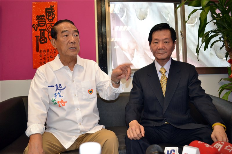 前台灣省議會議長、前立法委員劉炳偉(右)罹癌後日前住院,近日病情惡化,21日約凌晨2時病逝,享壽67歲。(中央社檔案照片)