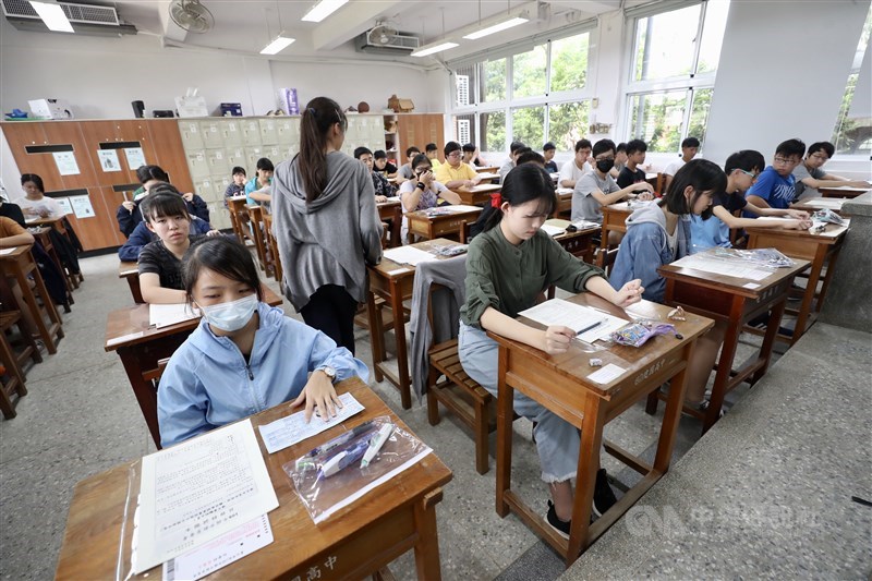 教育部21日表示,國中教育會考英語科的聽力測驗暫停施測,改為全部考閱讀測驗。圖為108年國中教育會考。(中央社檔案照片)
