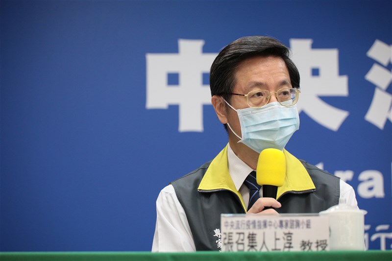 專家張上淳說,武漢肺炎發病後第一週病毒量較高,較易採檢到陽性;若發病時間較長,可能時陰時陽,會謹慎多採幾次。(中央流行疫情指揮中心提供)中央社 109年4月21日