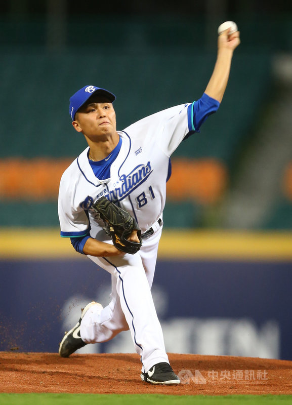 中職富邦悍將隊22歲投手陳仕朋成為「獅隊殺手」，21日在新莊主場對戰統一獅隊，6.1局優質先發，拿下跨季對戰5連勝。（富邦悍將隊提供）中央社記者謝靜雯傳真　109年4月21日