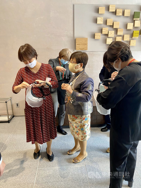台北北區扶輪社社長曹志仁表示,看到日本武漢肺炎疫情嚴重,於是決定捐防護面罩。首批與東京北區扶輪社合捐2000個給東京看護協會。(台北北區扶輪社社長曹志仁提供)中央社記者楊明珠東京傳真 109年4月21日