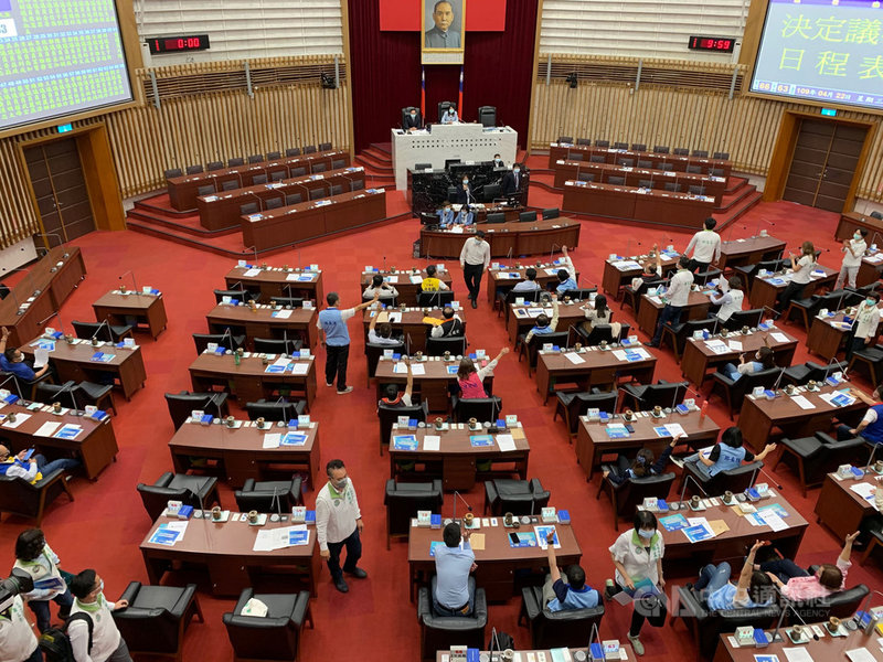 高雄市議會22日召開第3屆第3次臨時會,原擬進行防疫專案報告,國民黨團總召曾俊傑提議防疫為重,經現場表決32票比2票,臨時會於10時2分宣布散會。中央社記者董俊志攝 109年4月22日