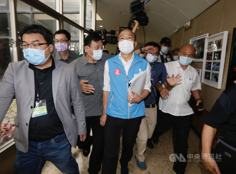 高雄市議會22日召開第3屆第3次臨時會,在敦睦艦隊疫情升溫狀況下,國民黨議員提臨時動議休會,等到疫情穩定連同定期會召開,最後在國民黨團人數優勢下,以32票贊成、2票反對表決通過,取消這次臨時會;而高雄市長韓國瑜(中)得知「不必報告」訊息,離開高雄市議會。中央社記者董俊志攝 109年4月22日