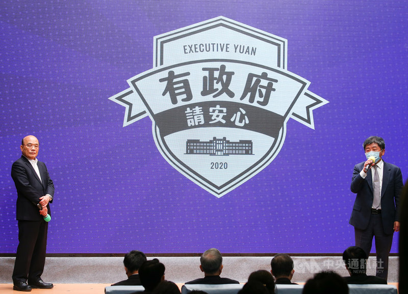 敦睦艦隊疫情讓外界關心是否會需要封城,中央流行疫情指揮中心指揮官、衛福部長陳時中(後右)22日出席行政院紓困振興進度記者會時表示,敦睦艦隊疫情屬於突發狀況,台灣離封城還非常遠。圖後左為行政院長蘇貞昌。中央社記者謝佳璋攝 109年4月22日