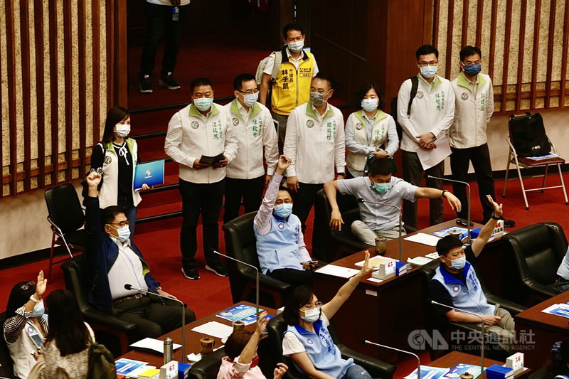 高雄市議會22日召開第3屆第3次臨時會,原擬進行防疫專案報告,國民黨團總召曾俊傑(前右)建議不開臨時會,合併定期大會再開會,經表決以32票比2票的結果不開會;受關注的市長防疫專案報告也取消了。中央社記者董俊志攝 109年4月22日