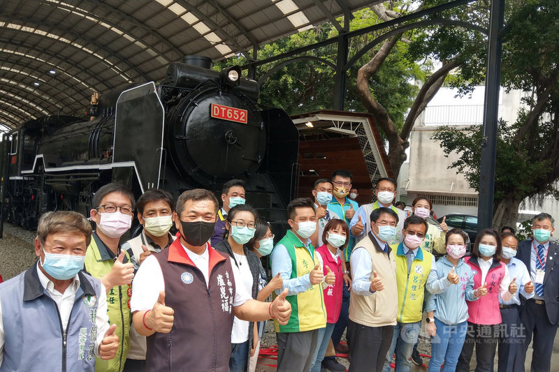 台南市政府修復兩部具歷史文物價值的蒸汽機關車,並安置在南區的體育公園,22日開放展示,市長黃偉哲(前右6)等人歡迎民眾前來一睹古物原貌。中央社記者楊思瑞攝 109年4月22日
