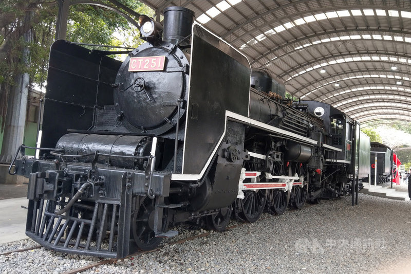 台南市政府修復兩部歷經二戰後期、輾轉來到台南的蒸汽機關車,其中一部修復時車號是CT259,經專家學者考證原始銘刻編號及號碼牌鎖孔痕跡後,證實這部機關車真實身分應為CT251,也重新掛上正確車號。中央社記者楊思瑞攝 109年4月22日