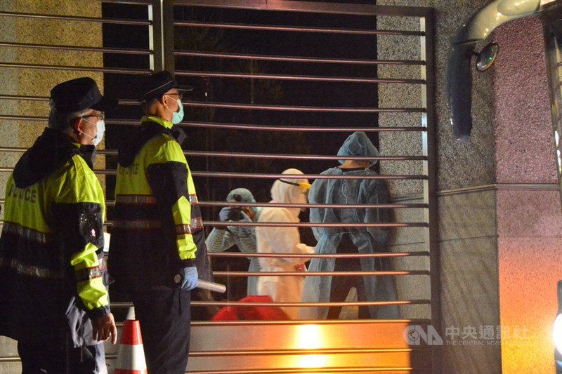 北部檢疫所在22日凌晨迎接類包機旅客,地區警分局員警站崗,周邊也立下交通錐,整個檢疫所樓層燈火通明。檢疫人員協助旅客將行李帶下車,運到隔離房間。中央社記者黃旭昇新北攝 109年4月22日