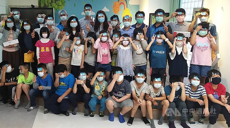 武漢肺炎(2019冠狀病毒疾病,COVID-19)疫情未歇,國民黨籍立委許淑華22日提供5000張額溫檢測卡給鹿谷鄉、竹山鎮各國小師生使用,提供孩童更便捷的自主健康管理方式。(立委許淑華團隊提供)中央社記者蕭博陽南投縣傳真 109年4月22日