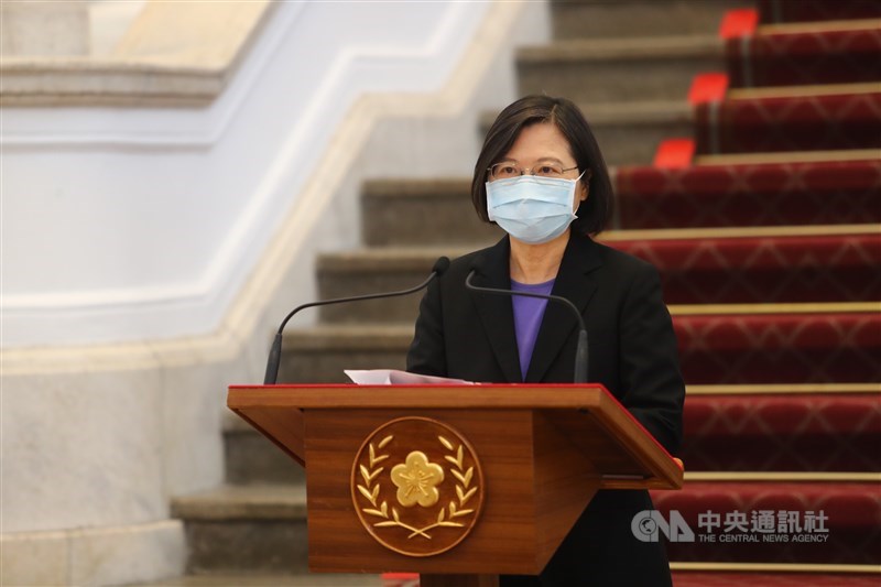 海軍敦睦艦隊共27名成員確診武漢肺炎,造成社會恐慌 ,國防部長嚴德發21日晚間舉行記者會率一級主管鞠躬 致歉。總統蔡英文(圖)22日上午親自發表敞廳談 話,向外界說明。 中央社記者王騰毅攝 109年4月22日