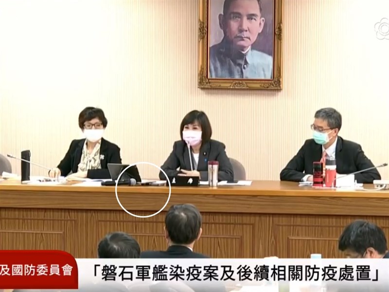 立法院外交及國防委員會22日原擬以視訊方式,對海軍敦睦艦隊支隊長、磐石艦長、醫官進行質詢,敦睦艦隊支隊長改由電話連線報告。(圖取自國會頻道YouTube頻道網頁)
