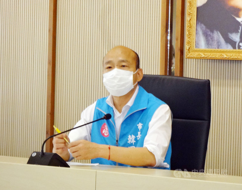 海軍磐石艦確診2019冠狀病毒疾病(COVID-19,武漢肺炎)累計27例,其中11人在高雄。高雄市長韓國瑜(圖)22日主持記者會,公布第5波確診者停留足跡點,要求即刻停業並配合衛生局和環保局的消毒工作。中央社記者陳朝福攝 109年4月22日
