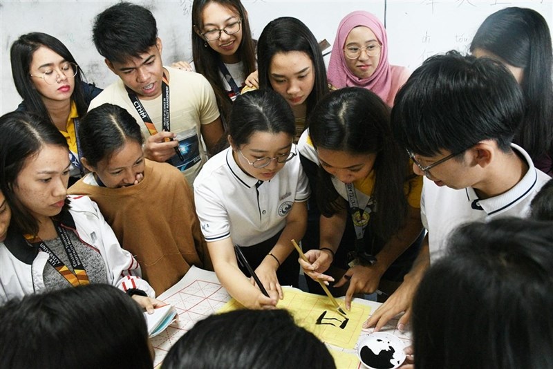 瑞典關閉境內所有孔子學院和孔子課堂,專家認為這代表瑞典與中國之間曾經的友好關係正迅速崩解。圖為中國學生到菲律賓考察孔子學院,並為菲律賓學生上漢語課。(中新社提供)