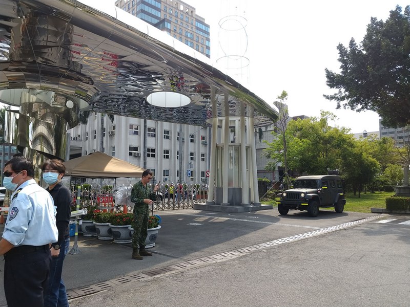 國防部18日召回敦睦艦隊官兵採檢並隔離檢疫,集合地點選在台中一中,並在未事先取得校方或教育主管機關同意情況下,車輛直接進入校園。(校方提供)中央社記者趙麗妍傳真 109年4月21日