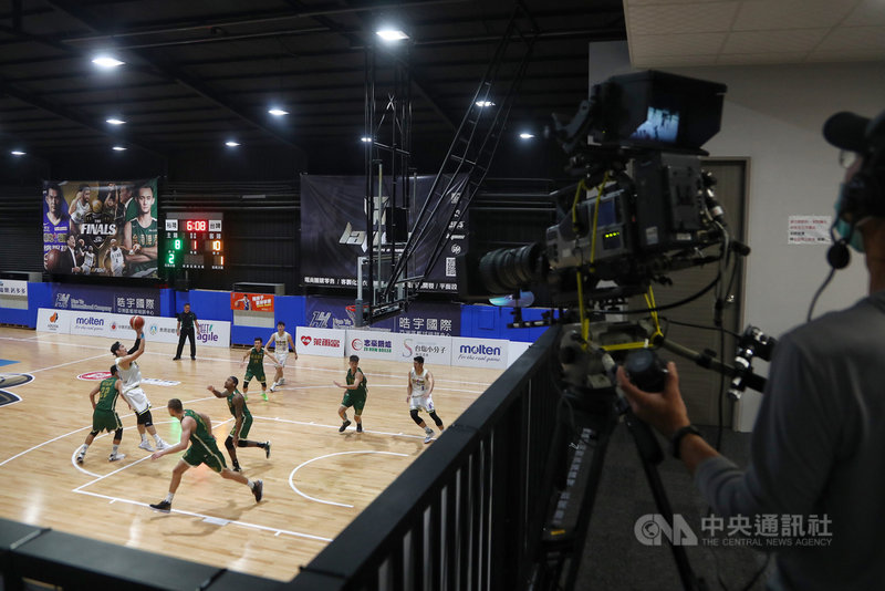 武漢肺炎期間全球體育賽事幾乎全面喊停,超級籃球聯賽(SBL)成為唯一進行中的籃球總冠軍賽,吸引國際籃球總會(FIBA)目光,與SBL轉播單位合作,將於官方Youtube及臉書直播,提供台灣以外地區收看。中央社記者王騰毅攝 109年4月23日