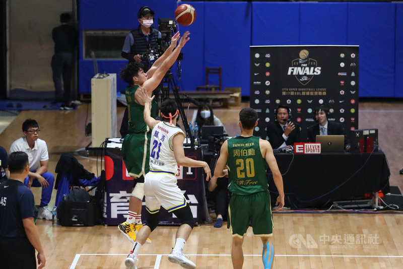 武漢肺炎期間全球體育賽事幾乎全面喊停,超級籃球聯賽(SBL)成為地表唯一進行中的籃球總冠軍賽,國際籃球總會(FIBA)與SBL轉播單位經洽談後達成合作,23日起於FIBA官方Youtube頻道與臉書直播。中央社記者王騰毅攝 109年4月23日
