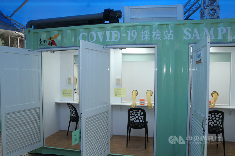台南市政府衛生局製作可移動式的COVID-19貨櫃採檢站,採檢區與被採檢區完全密封式隔離,23日於衛生福利部台南醫院啟用。中央社記者楊思瑞攝 109年4月23日