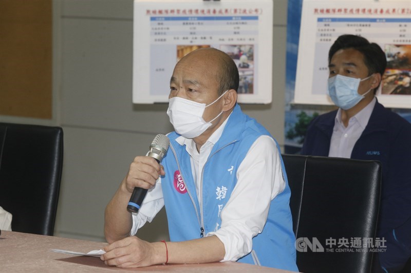 高雄市長韓國瑜(前)23日表示,海軍敦睦艦隊高雄市籍官兵至今尚有24人拒絕配合疫調、51人未接電話,如果再拒配合將依法開罰。圖為高雄市府和衛生局召開記者會公布足跡。中央社記者董俊志攝 109年4月21日