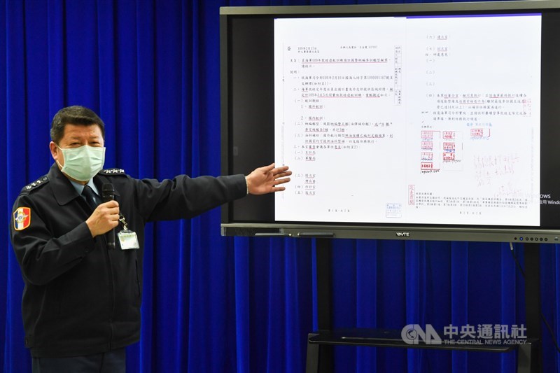 國防部23日召開記者會,軍政副部長張哲平說明海軍敦睦支隊遠訓染疫調查進度,並公布遠航訓練公文。中央社記者林俊耀攝 109年4月23日
