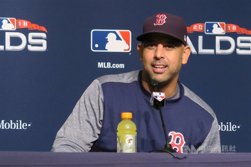 MLB22日公布調查報告指出,波士頓紅襪2018年「偷暗號」作弊手段只限例行賽、二壘有人時使用,且未發現時任總教練柯拉(圖)、教練團、職員或大部分球員知情。 圖為柯拉2018年10月9日在洋基球場出席記者會。中央社記者尹俊傑紐約攝 109年1月15日