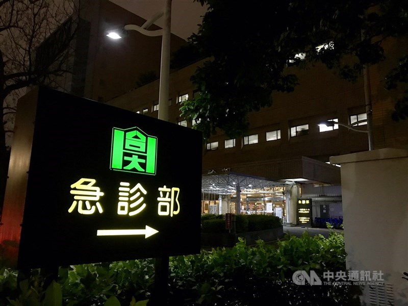 武漢肺炎延燒,北部更有醫院爆發院內群聚事件,讓民眾對醫院敬而遠之,過去總是人滿為患的急診也空盪不少,令急診醫師感嘆「這才是醫院該有的樣子」。(中央社檔案照片)
