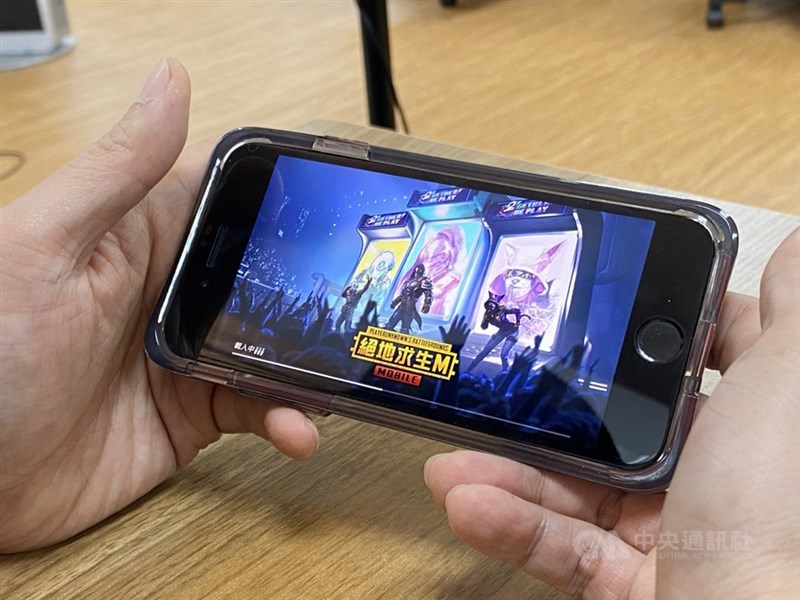 iPhone SE新機24日開賣,採用與旗艦機iPhone 11 Pro相同的A13仿生晶片,即使遊玩大逃殺遊戲「絕地求生M」也相當流暢。中央社記者吳家豪攝 109年4月24日