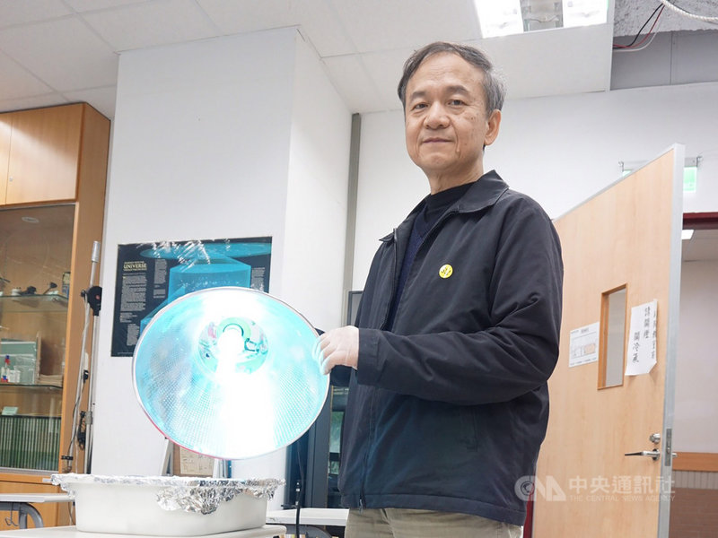 武漢肺炎(2019冠狀病毒疾病,COVID-19)疫情延燒,東吳大學物理系副教授陳秋民運用準備丟棄的茶罐、風扇開關等物品,打造能計時的紫外線殺菌燈,只要幾百元就能搞定。(東吳大學提供)中央社記者陳至中台北傳真 109年4月24日