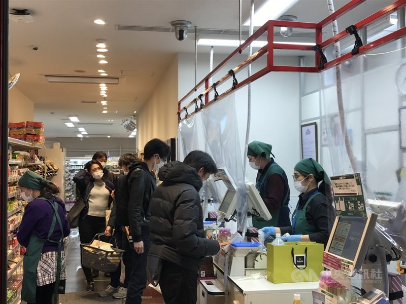 為了防疫,東京都知事小池百合子籲市民「宅在家」。她說,未來2週對東京、日本來說是攸關死活的關鍵期。她盼民眾若要上超市,三天去一次即可。中央社記者楊明珠東京攝 109年4月23日